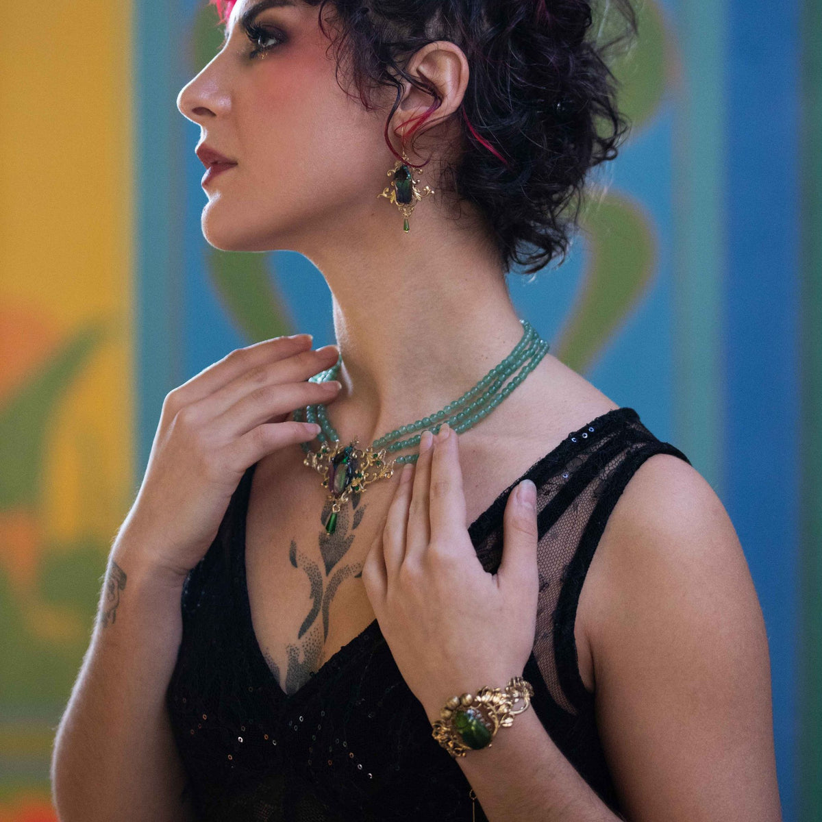 Collier Westwood vert aventurine et boucles d'oreille portés – parure scarabée | Victorian Rehab
