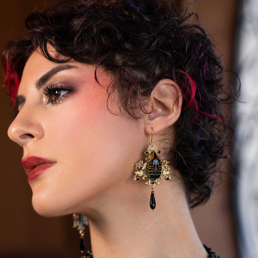 Boucles d'oreille Westwood portées – véritable scarabée rare, laiton doré et goutte d'obsidienne | Victorian Rehab