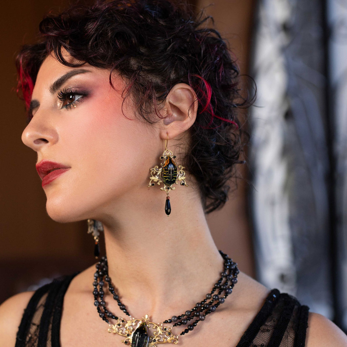 Collier et boucles d'oreille Westwood portés – parure scarabée et laiton doré | Victorian Rehab