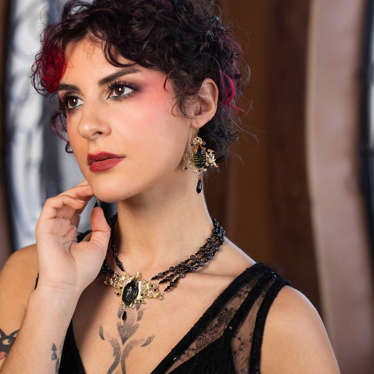 Collier Westwood noir porté – bijou insecte gothique fait main en France | Victorian Rehab
