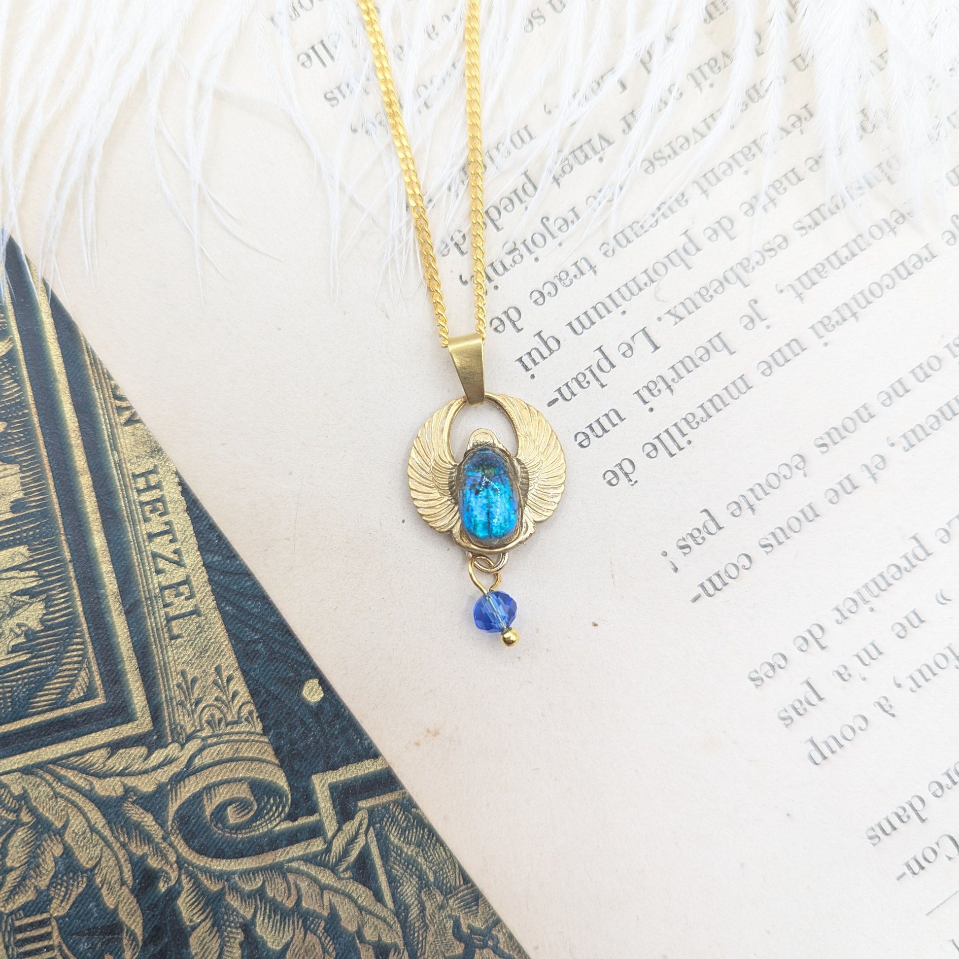 Collier Amon Râ bleu – chaîne mailles croisées, bijou scarabée égyptien | Victorian Rehab
