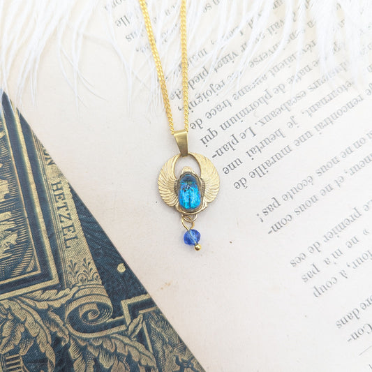Collier Amon Râ bleu – chaîne mailles croisées, bijou scarabée égyptien | Victorian Rehab