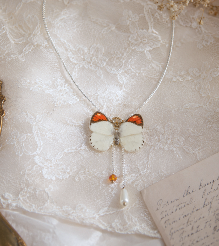 Collier Psyché Colotis Evippe porté – papillon blanc et orange Victorian Rehab
