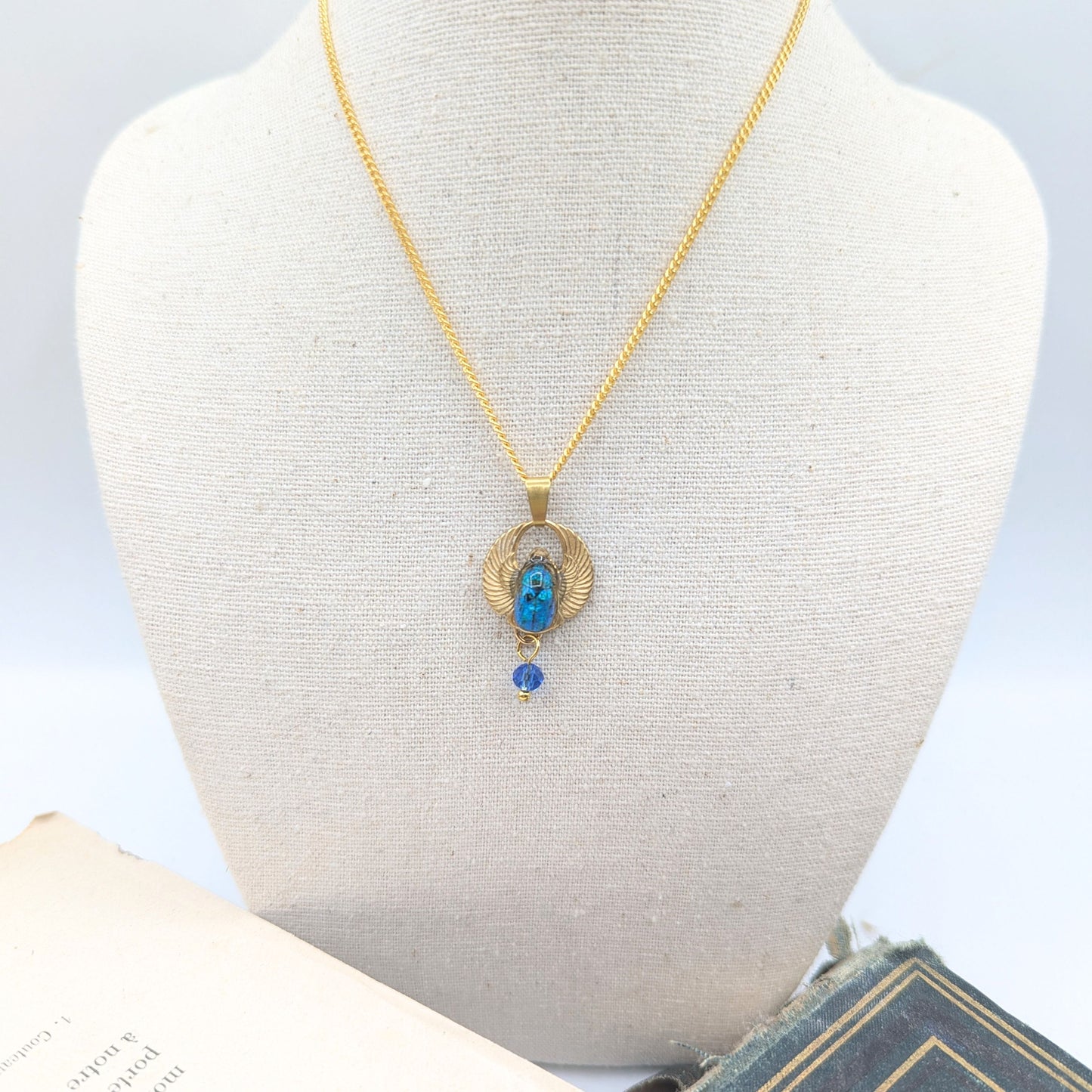 Collier Amon Râ bleu porté – bijou scarabée égyptien, Égypte antique, fait main | Victorian Rehab