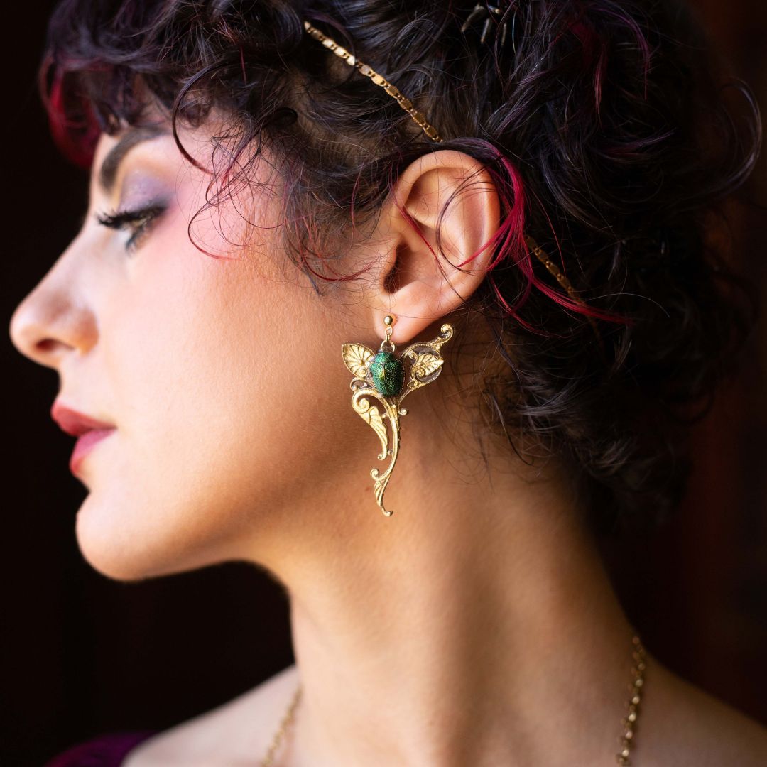 Boucles d'oreille Art Nouveau scarabée asymétriques – vue de face | Victorian Rehab