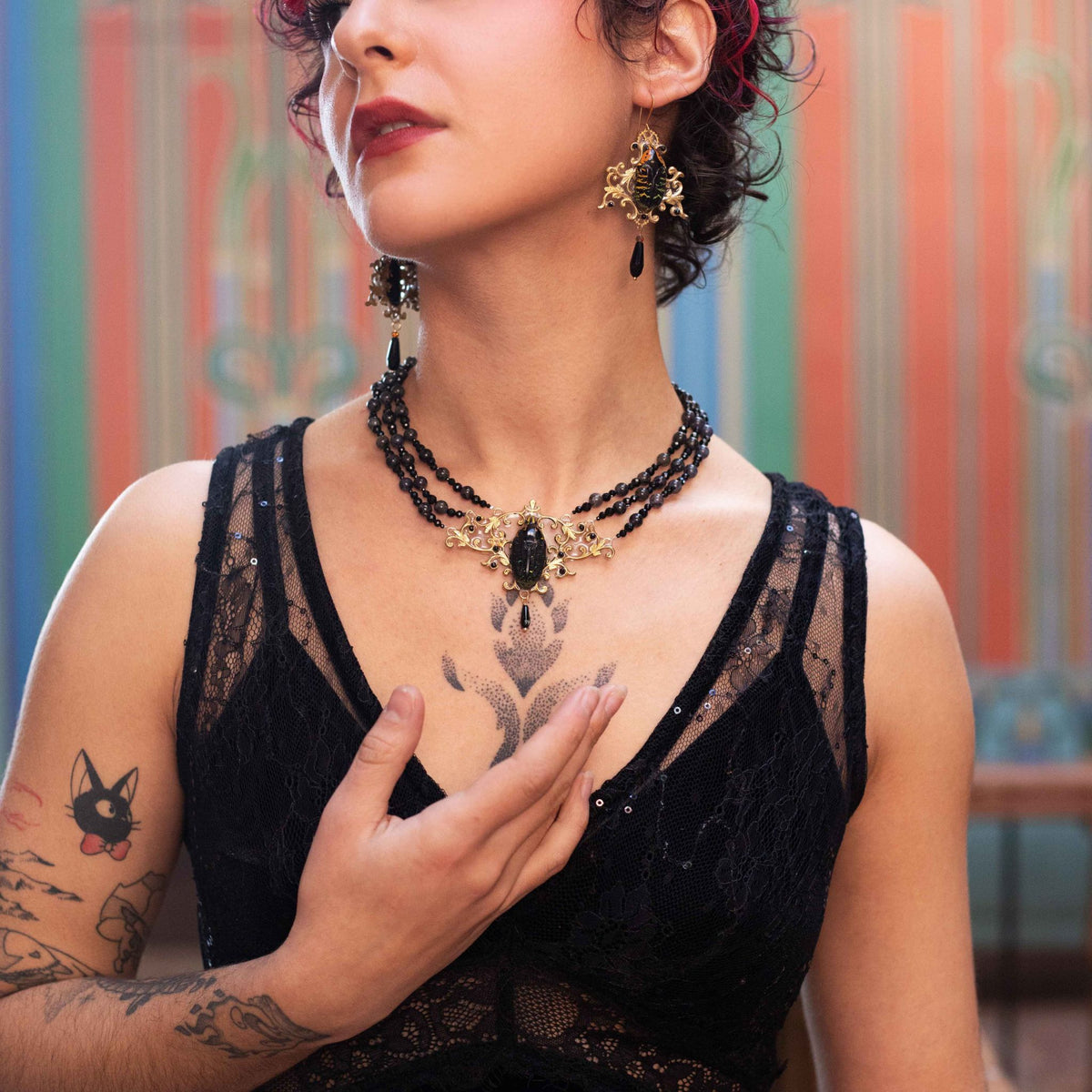 Collier Westwood porté – véritable scarabée noir, vert et orange sur laiton doré | Victorian Rehab