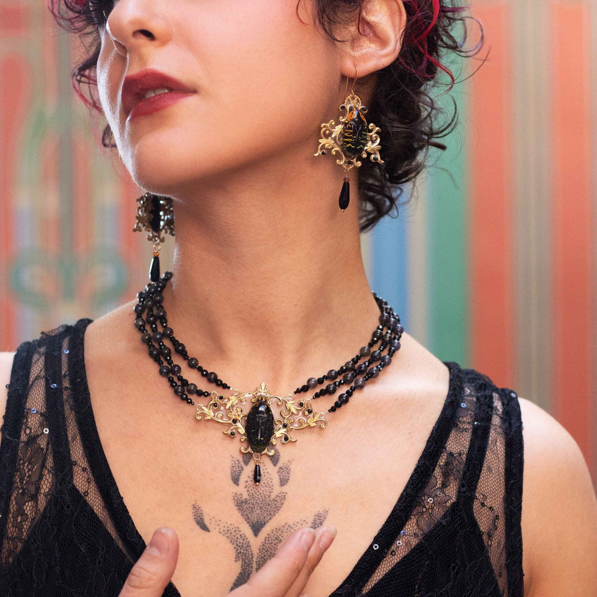 Boucle d'oreille Westwood de profil – estampe laiton doré ciselée et scarabée | Victorian Rehab
