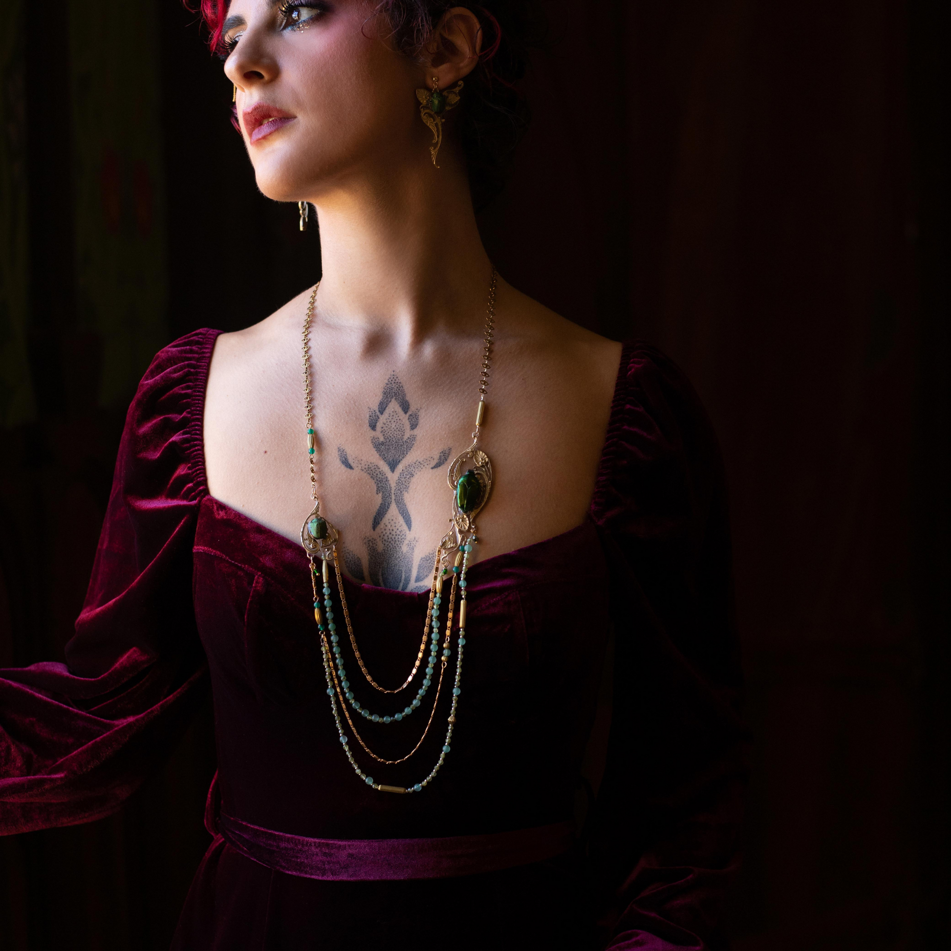 Sautoir scarabée porté – long collier Art Nouveau bijou de collection | Victorian Rehab