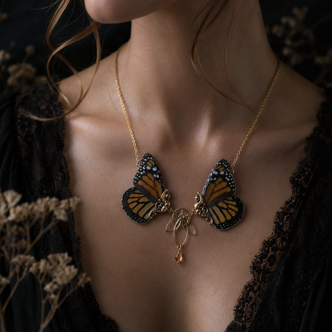 Collier Sphynx papillon Monarque Danaus Plexippus orange brun noir – engrenage doré | Victorian Rehab