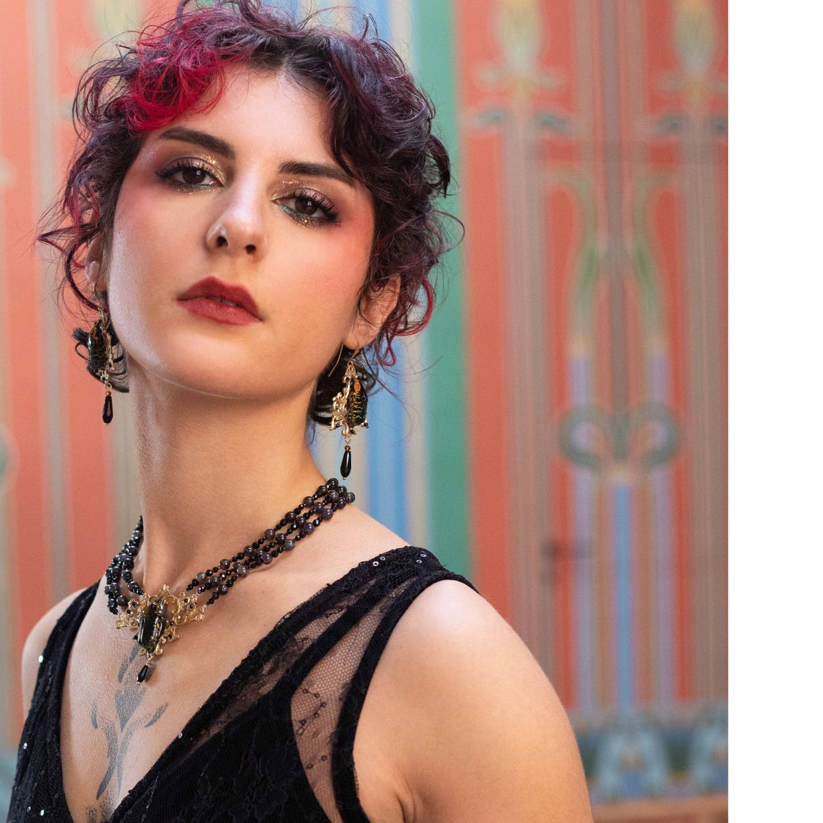 Boucles d'oreille Westwood portées – bijou cabinet de curiosités | Victorian Rehab
