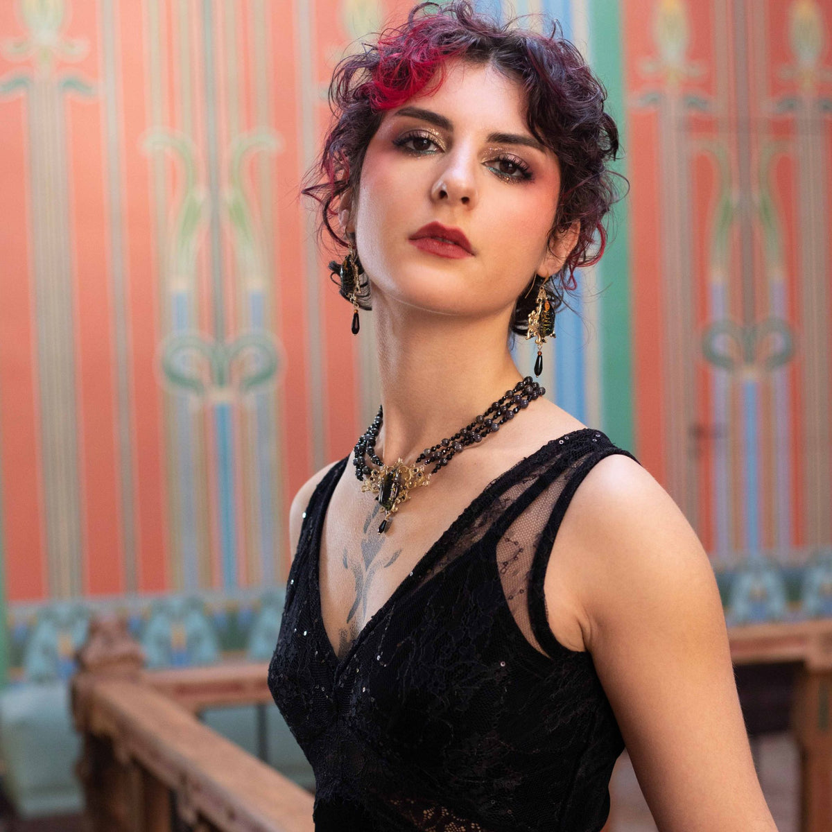 Collier Westwood noir porté au Château Laurens – cabinet de curiosités | Victorian Rehab