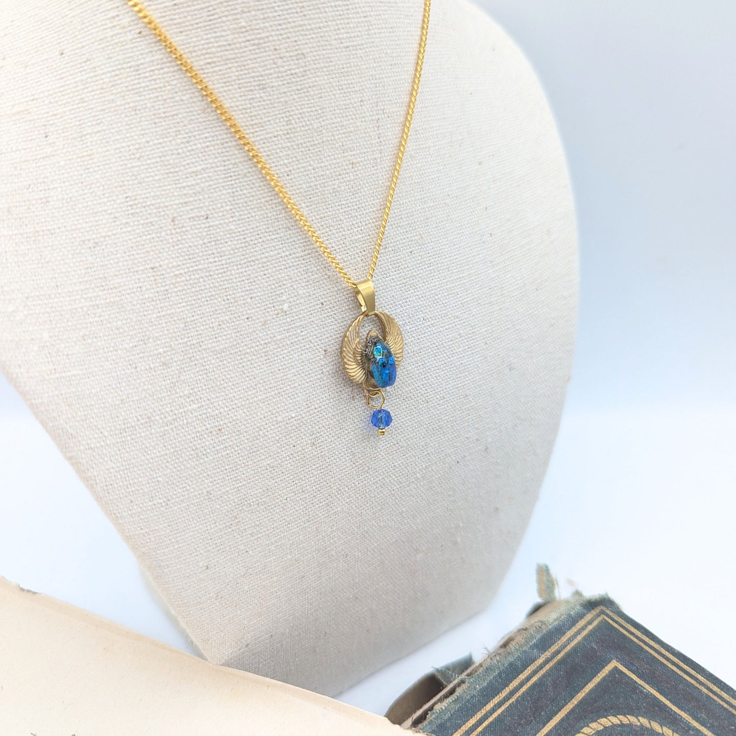 Collier Amon Râ bleu – vue d'ensemble, bijou scarabée égyptien, Égypte antique | Victorian Rehab
