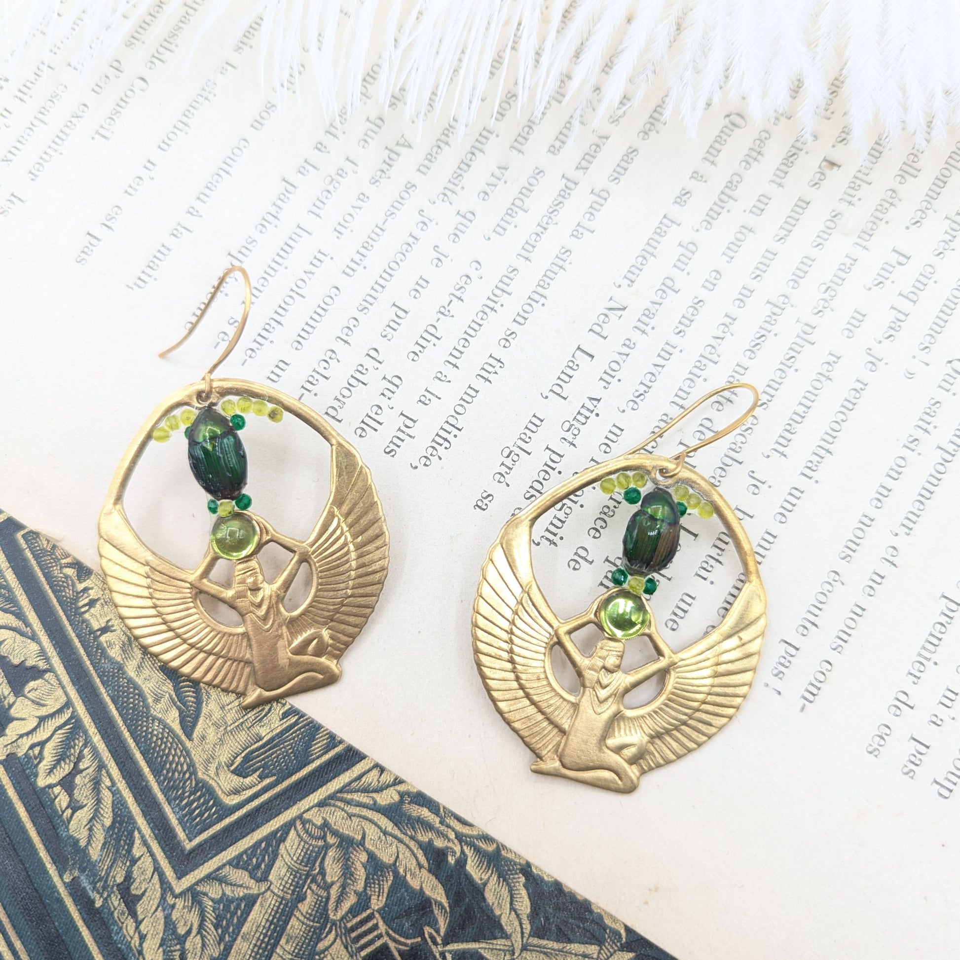 Collier Isis – vue d'ensemble, scarabée vert & laiton doré | Victorian Rehab