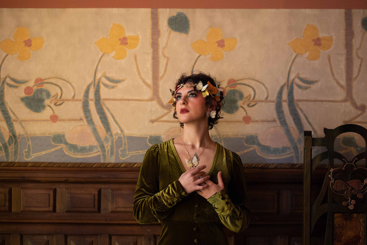 Gros plan sur les papillons en résine et la structure de laiton dans les cheveux photo du chateau laurens