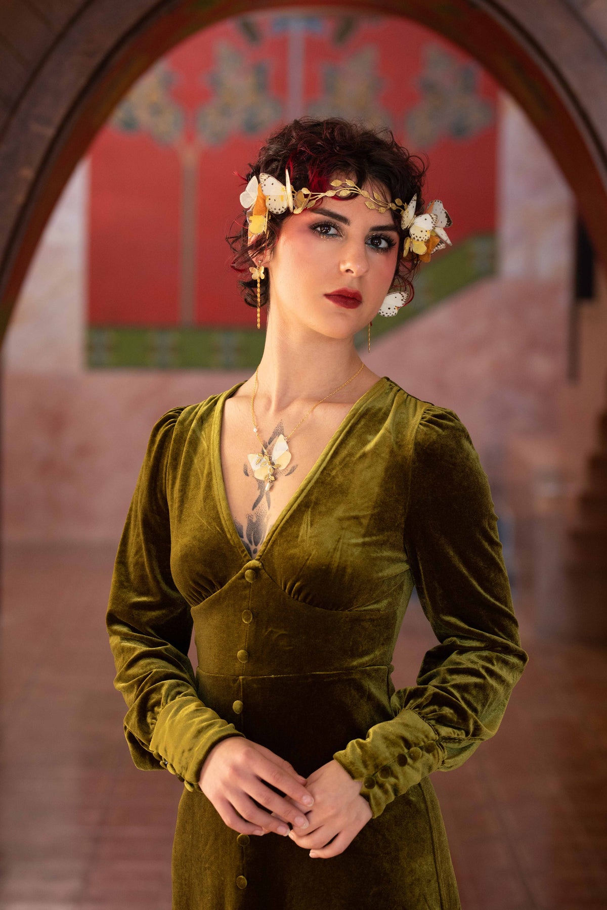 Couronne de papillons portée de face, robe en velours vert chateau laurens