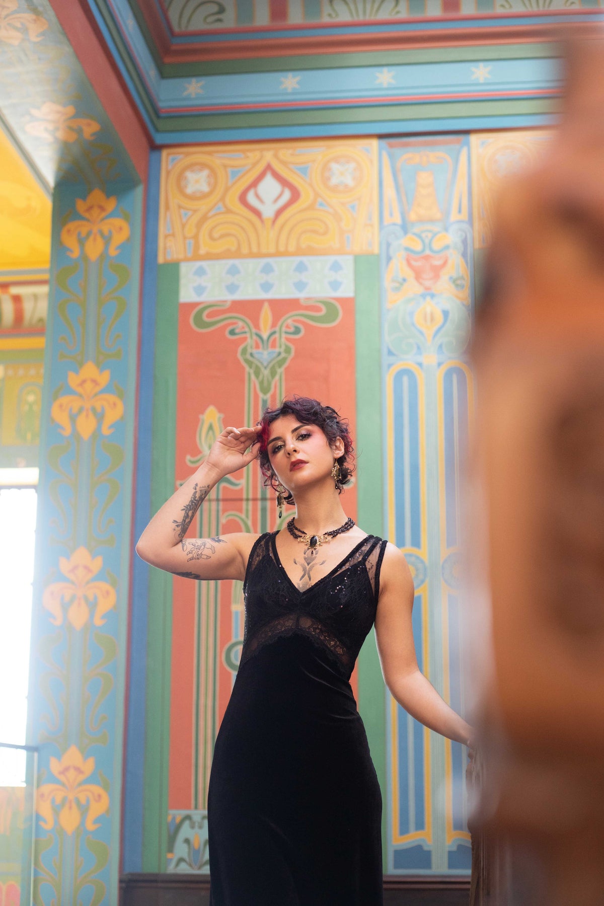 Collier Westwood noir porté au Château Laurens – bijou victorien scarabée fait main | Victorian Rehab
