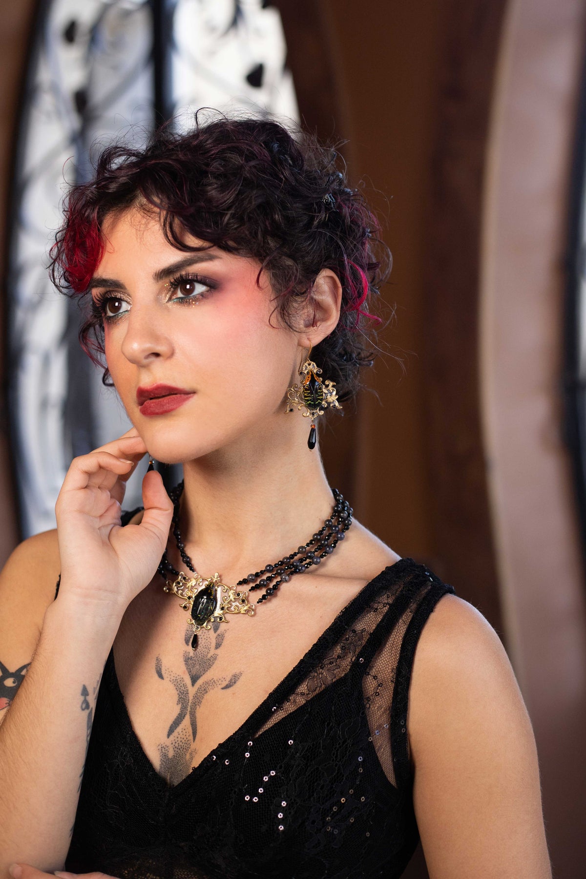 Collier plastron Westwood porté – scarabée et obsidienne, inspiration victorienne | Victorian Rehab