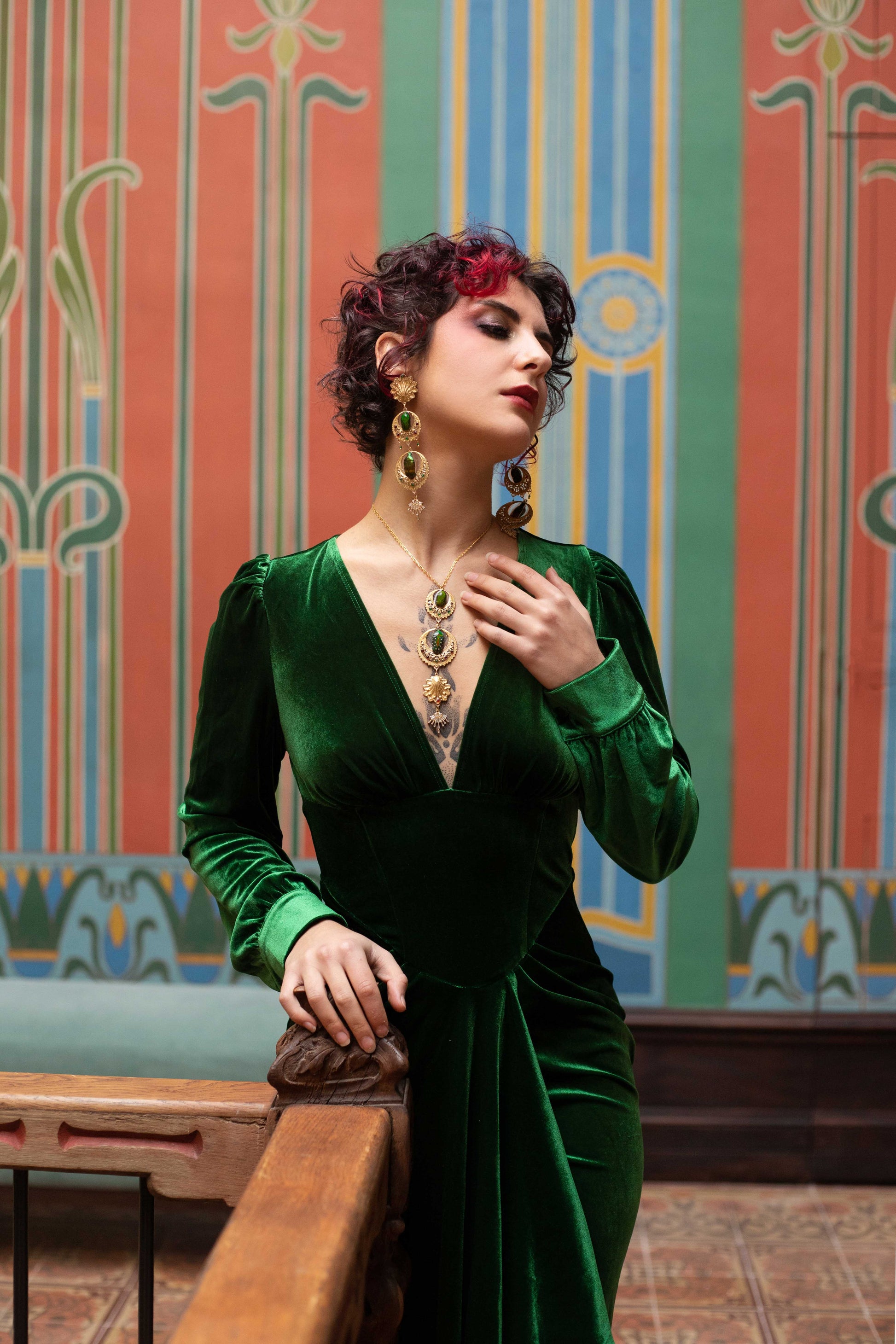 Collier Cantatrice porté – bijou statement Art Nouveau fait main | Victorian Rehab
