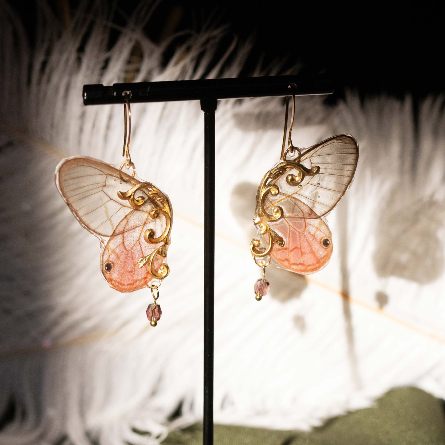 Boucles d'oreille Psyché Blushing Phantom portées – papillon Cithaerias Aurorina rose transparent | Victorian Rehab