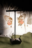 Boucles d'oreille Psyché Blushing Phantom portées – papillon Cithaerias Aurorina rose transparent | Victorian Rehab