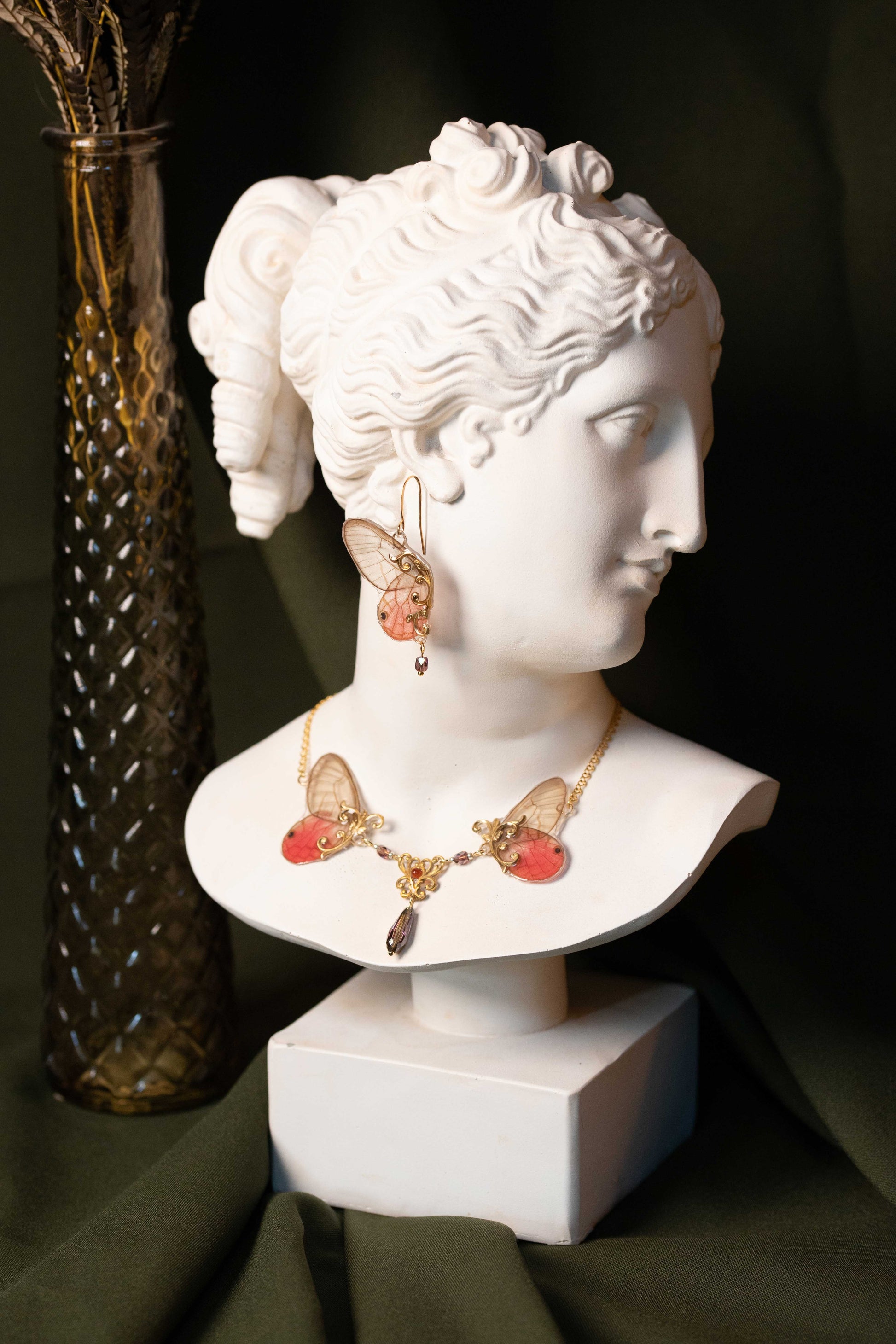 Boucles d'oreille Psyché Blushing Phantom sur présentoir – ailes transparentes rose saumon laiton doré