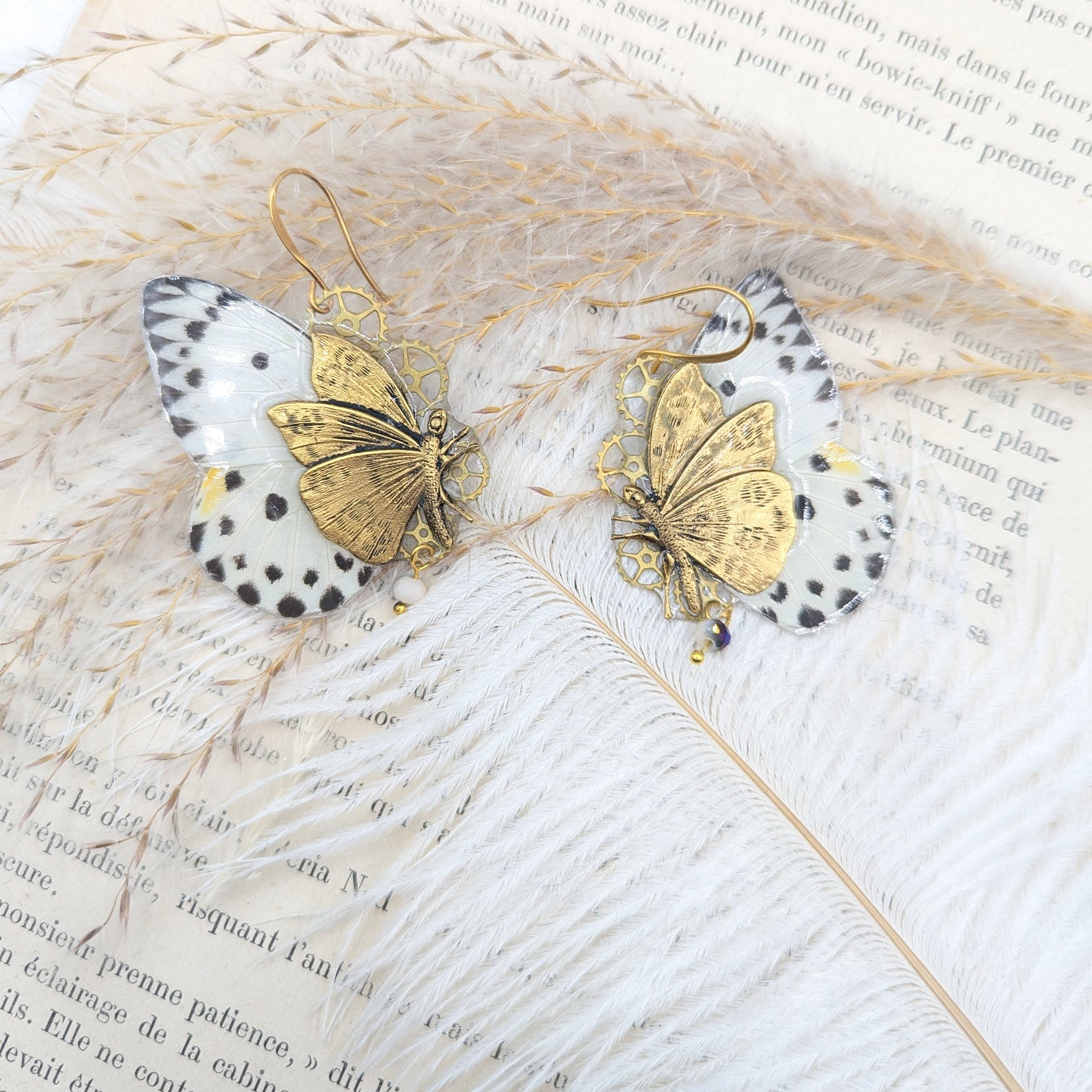 Détail boucles Chrysalide – aile papillon Calypso et mécanisme horlogerie ancienne, Victorian Rehab