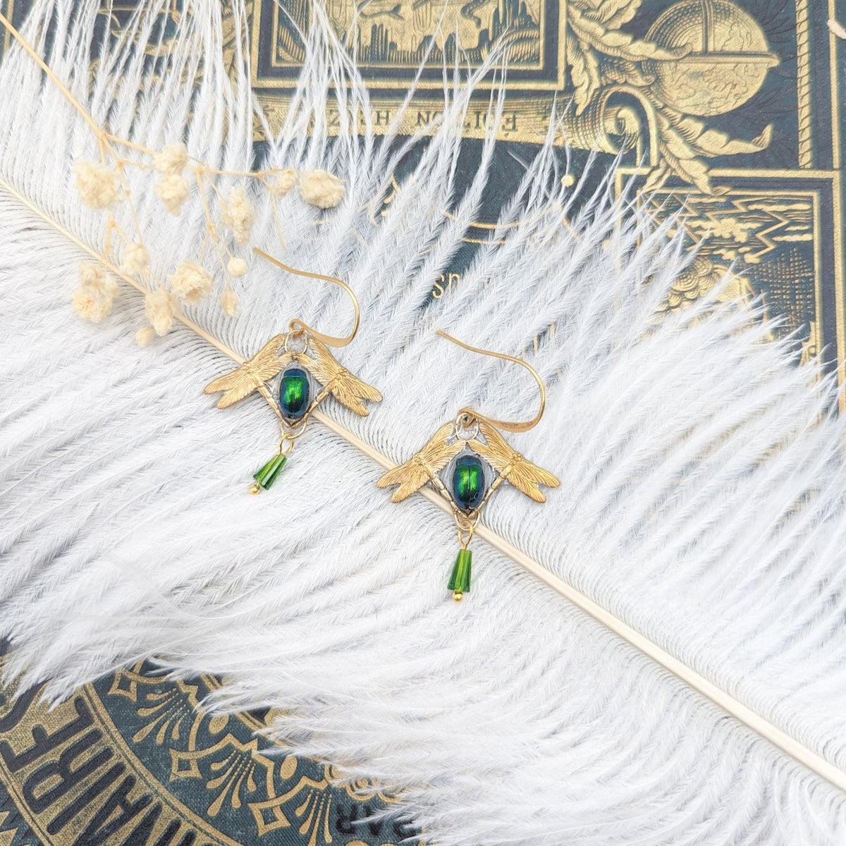 Boucles d'oreille Odin Doré – scarabée vert & motif libellule laiton doré | Victorian Rehab