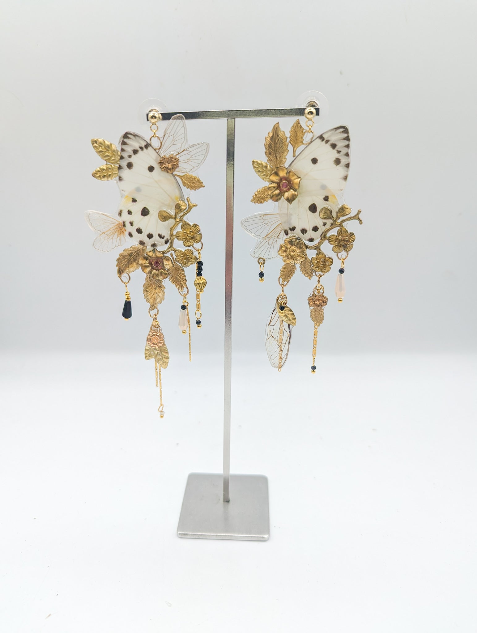 Détail boucles d'oreille Naturalia Calypso – aile papillon blanc perles de verre fait main Hérault