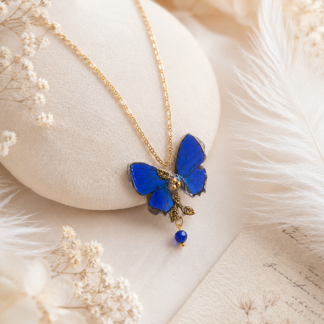 Collier Naturalia papillon Hypochrysops bleu roi – monture dorée | Victorian Rehab