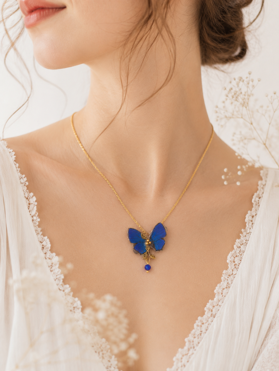 Collier Naturalia papillon bleu roi porté – bijou naturaliste Victorian Rehab