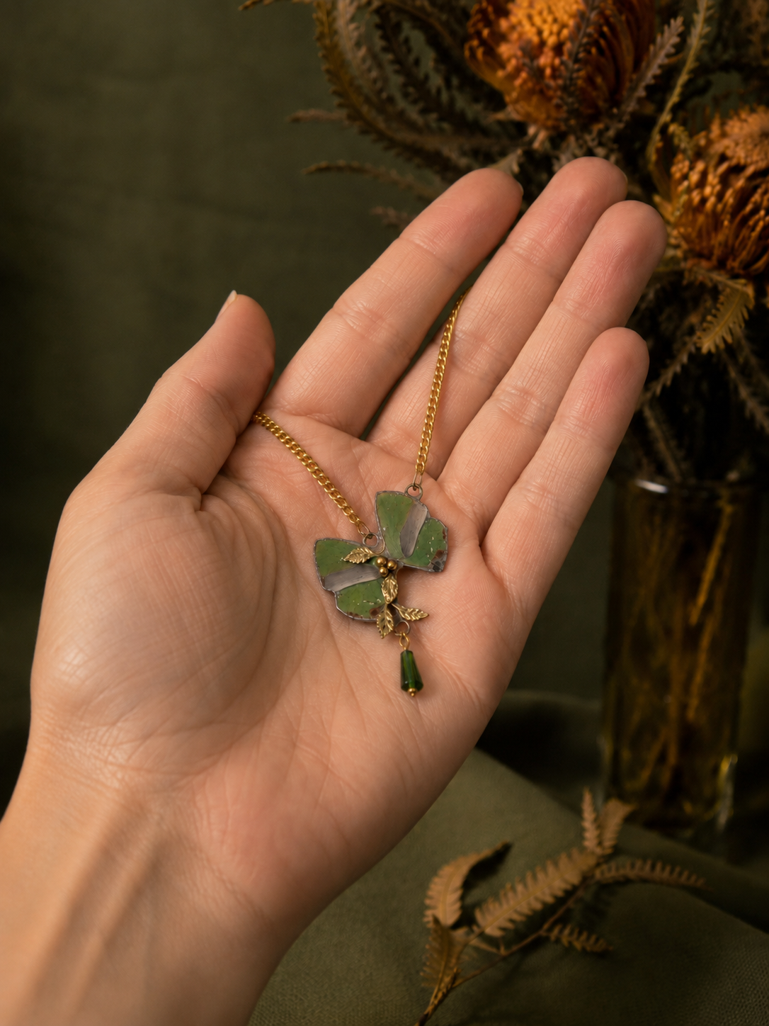 Collier Naturalia vert tilleul porté – bijou fait main Victorian Rehab