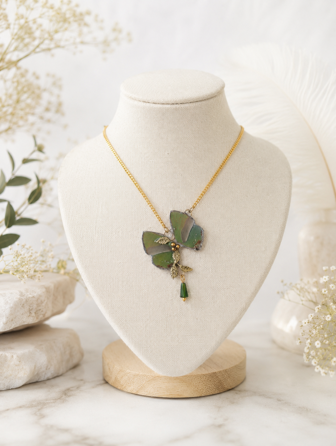 Détail collier Naturalia vert tilleul – bijou Art Nouveau fait main Victorian Rehab