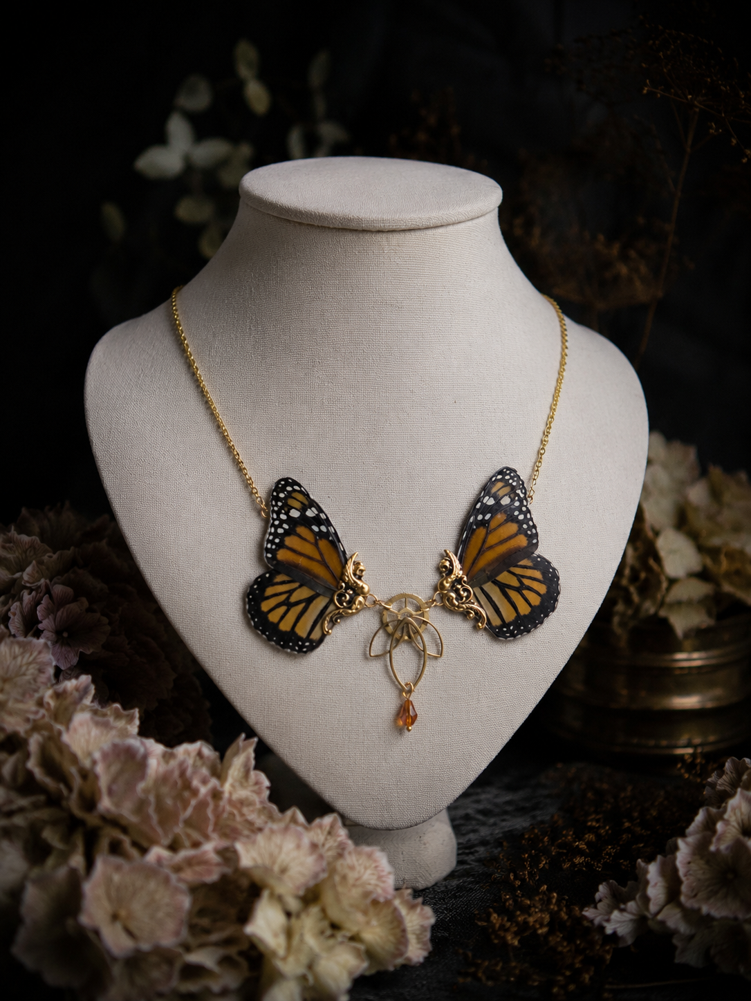 Détail collier Sphynx Monarque – aile papillon Danaus Plexippus orange noir laiton engrenage fait main