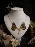 Détail collier Sphynx Monarque – aile papillon Danaus Plexippus orange noir laiton engrenage fait main