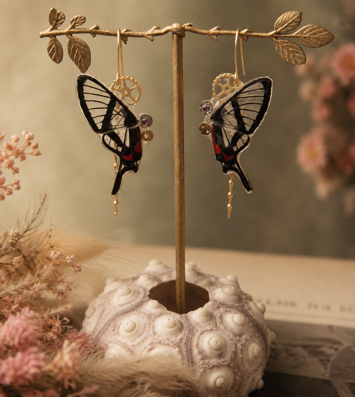 Boucles d'oreille Aponi papillon Chorinea Sylphina transparent rouge noir – engrenage doré | Victorian Rehab