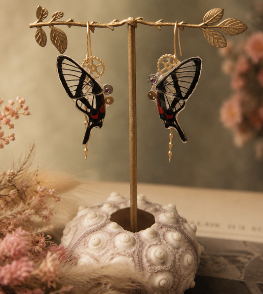 Boucles d'oreille Aponi papillon Chorinea Sylphina transparent rouge noir – engrenage doré | Victorian Rehab