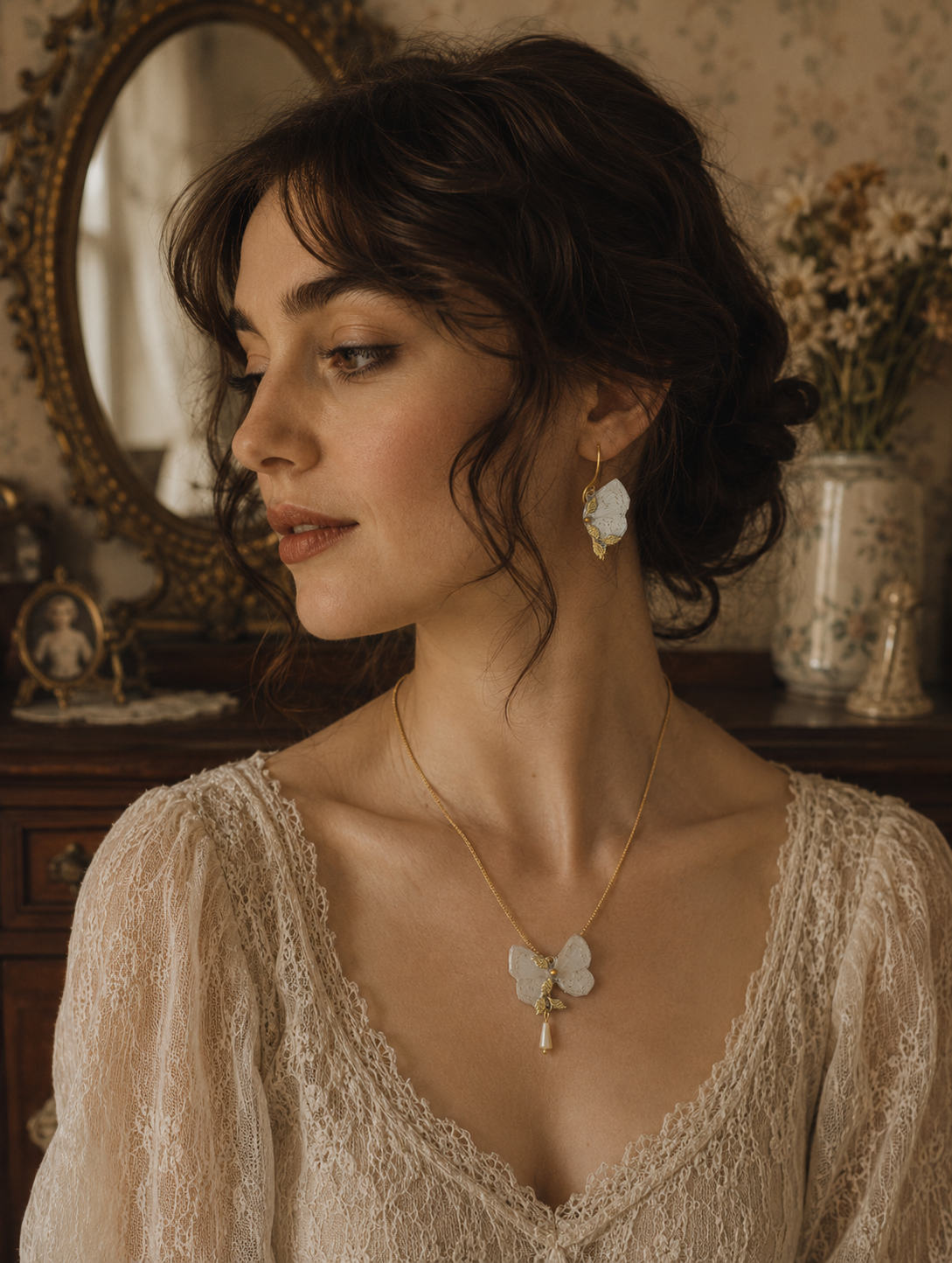 Boucles d'oreille Naturalia papillon nacré et blanc – bijou unique Victorian Rehab