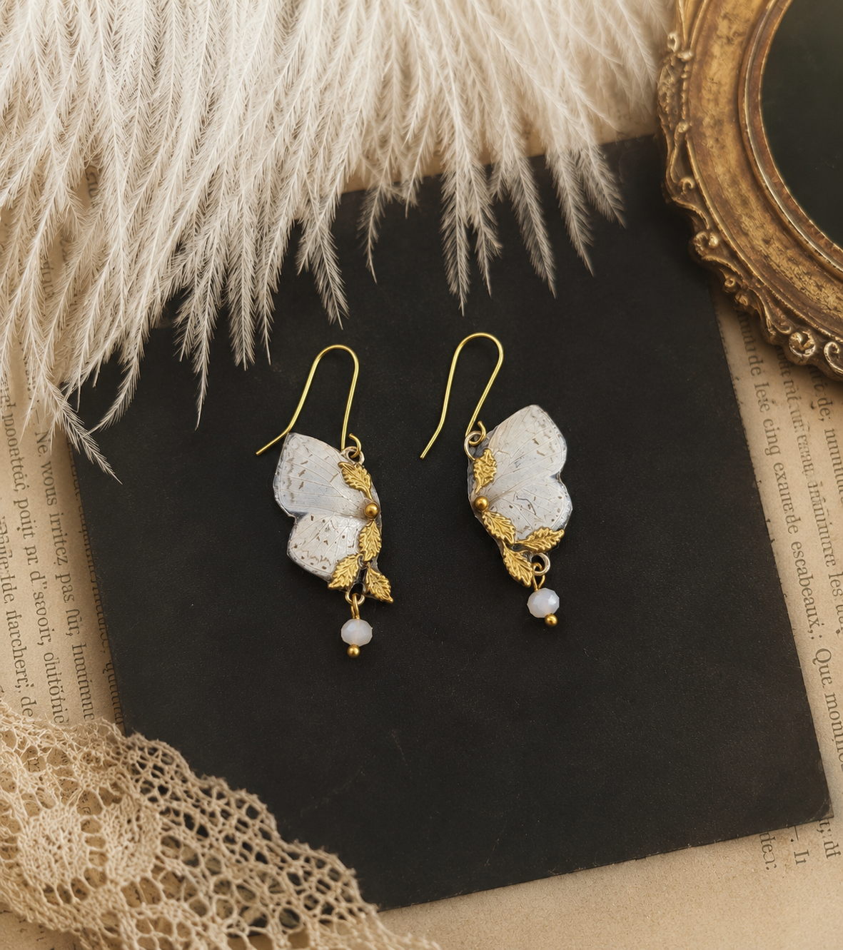 Boucles d'oreille Naturalia papillon nacré – feuilles dorées Art Nouveau | Victorian Rehab