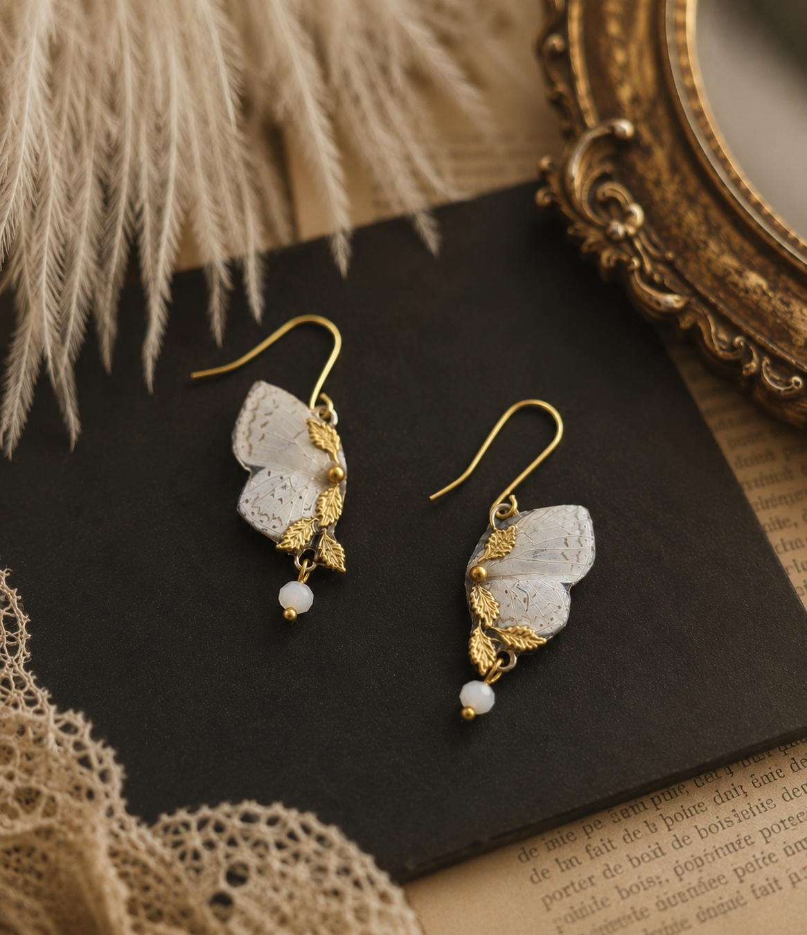 Boucles d'oreille Naturalia papillon nacré portées – bijou Art Nouveau fait main Victorian Rehab