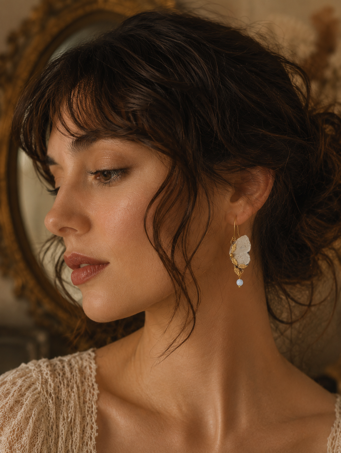 Détail aile papillon nacrée irisée – boucles Naturalia fait main Hérault Victorian Rehab