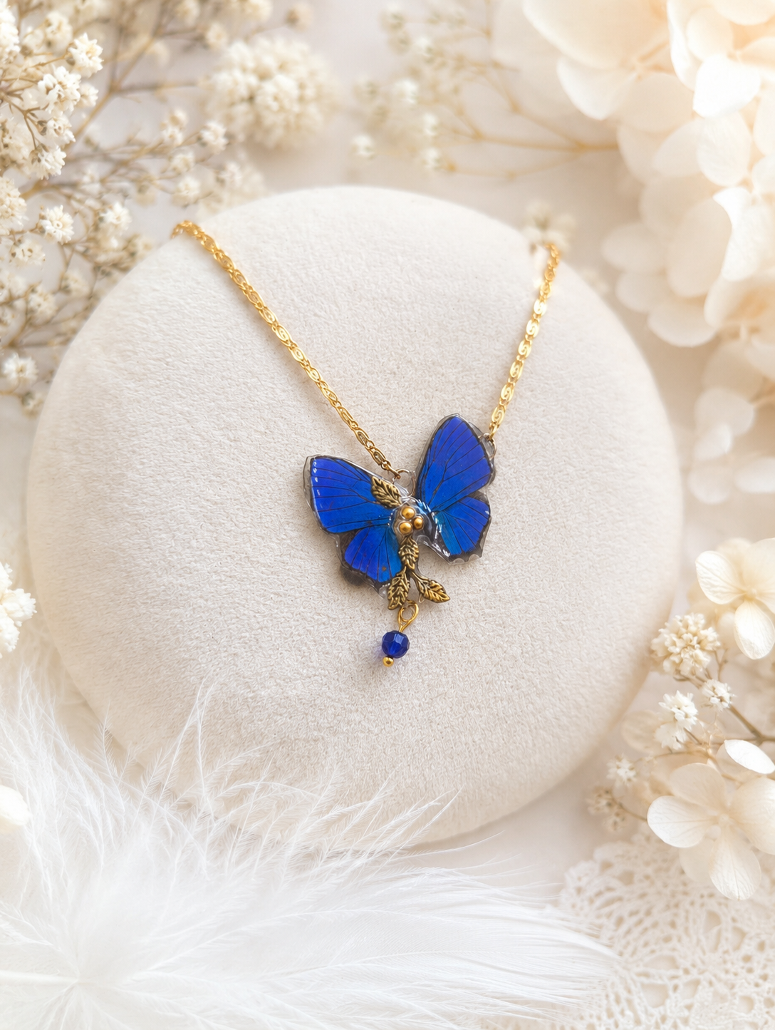 Détail collier Naturalia Hypochrysops bleu roi – aile papillon irisée fait main Hérault