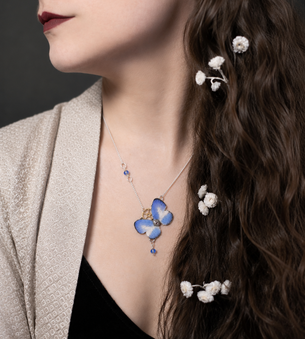 Collier Aponi Ciel doré – papillon Jamides Euchylas bleu ciel Victorian Rehab