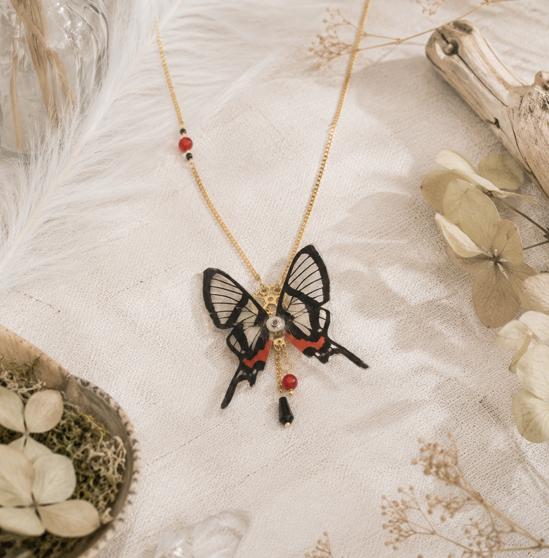 Collier Aponi Sylphina papillon transparent rouge – bijou Art Nouveau Victorian Rehab