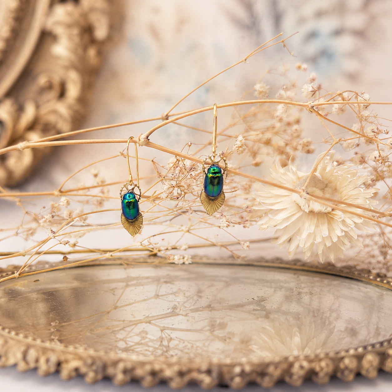 Boucles d'oreille Maat – véritable scarabée vert sur estampe dorée | Victorian Rehab