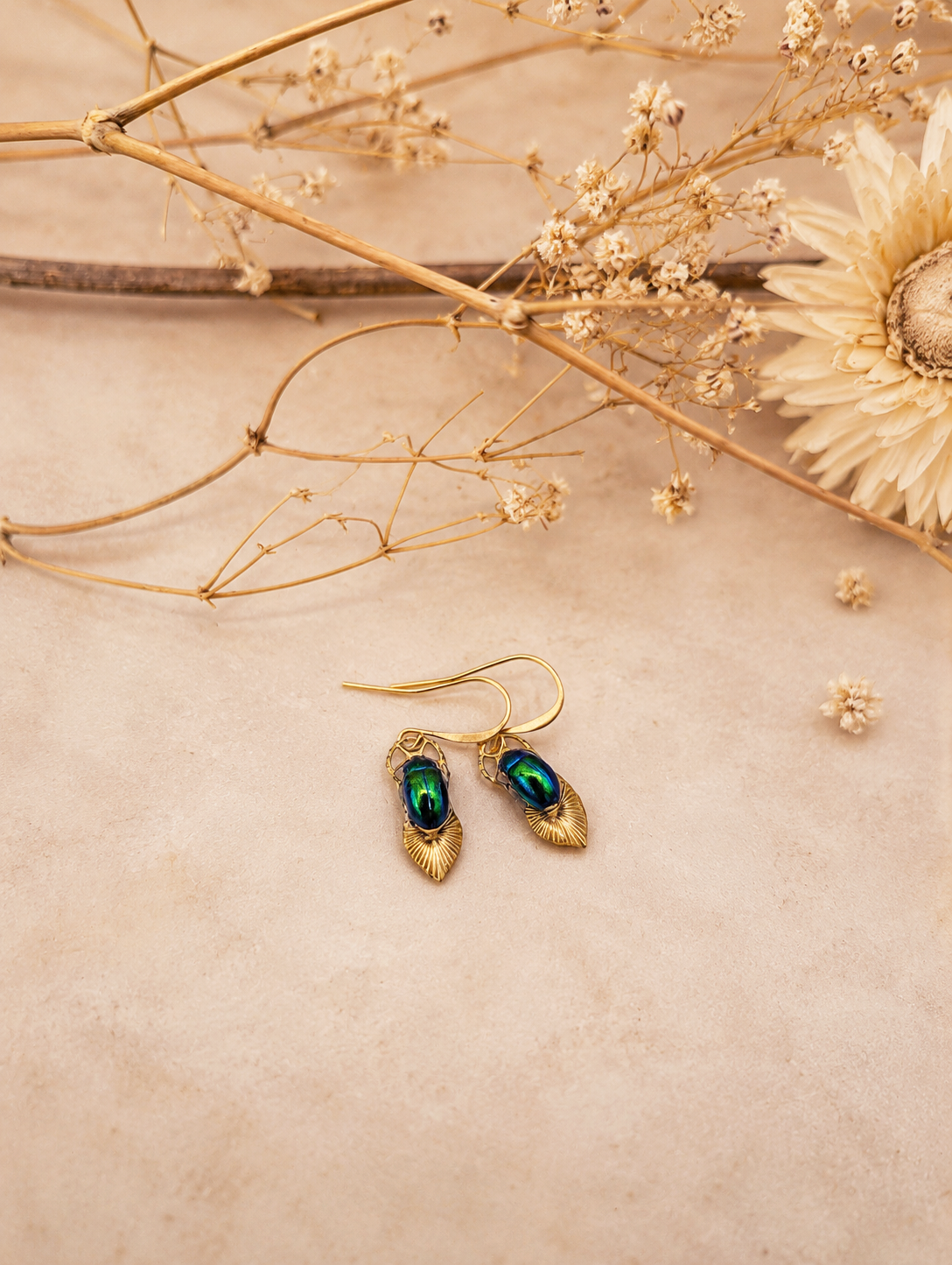 Boucles Maat scarabée vert – vue portée bijou minimaliste | Victorian Rehab