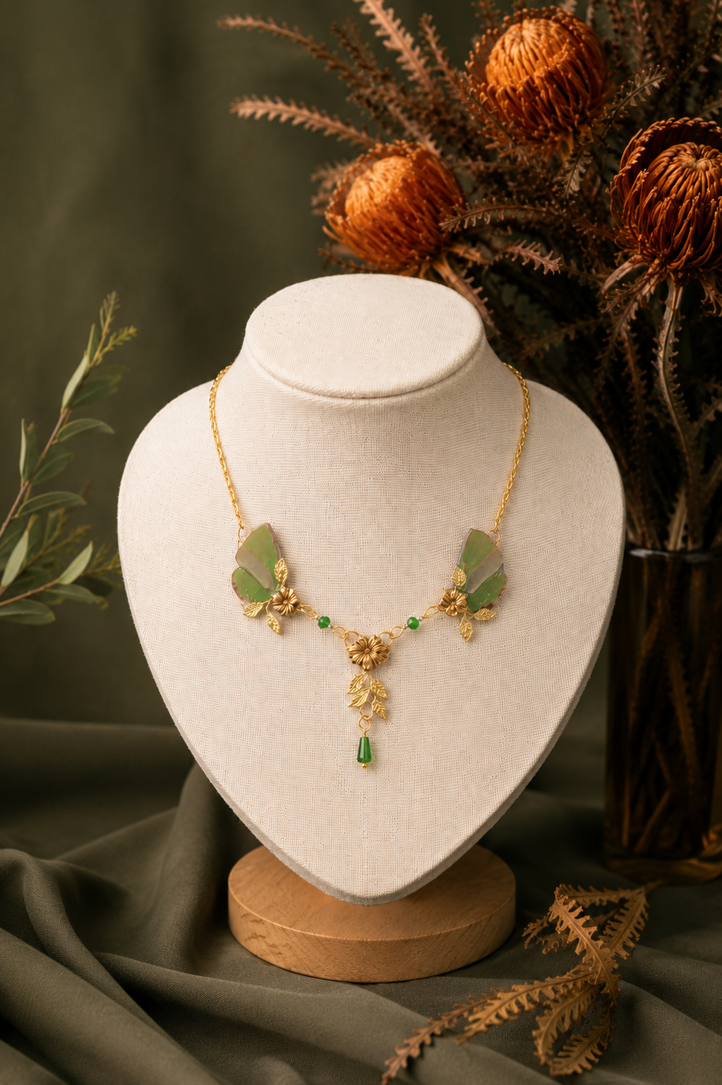 Détail collier Naturalia GM vert tilleul – bijou Art Nouveau fait main Victorian Rehab