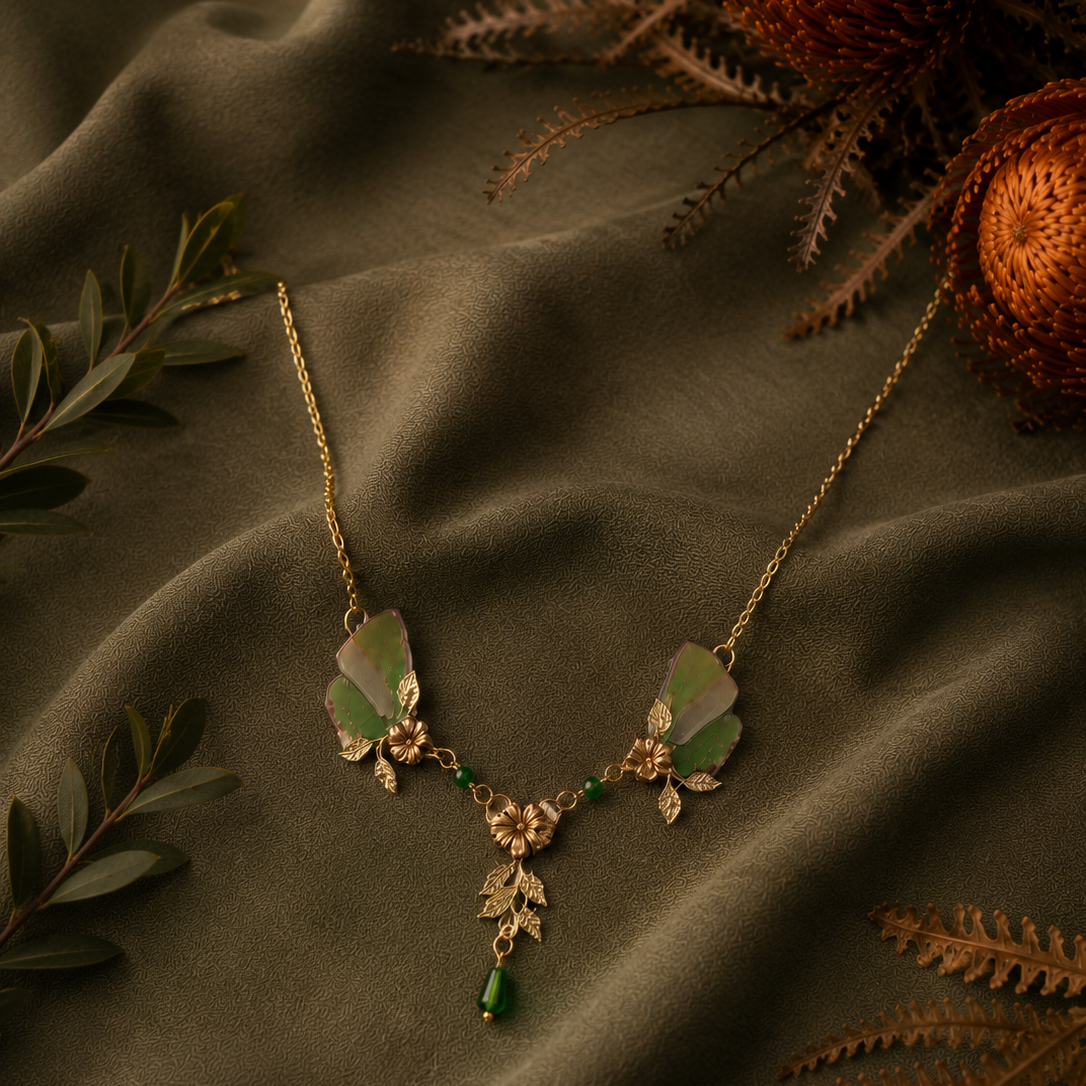 Collier Naturalia GM vert tilleul porté – bijou Art Nouveau fait main Victorian Rehab