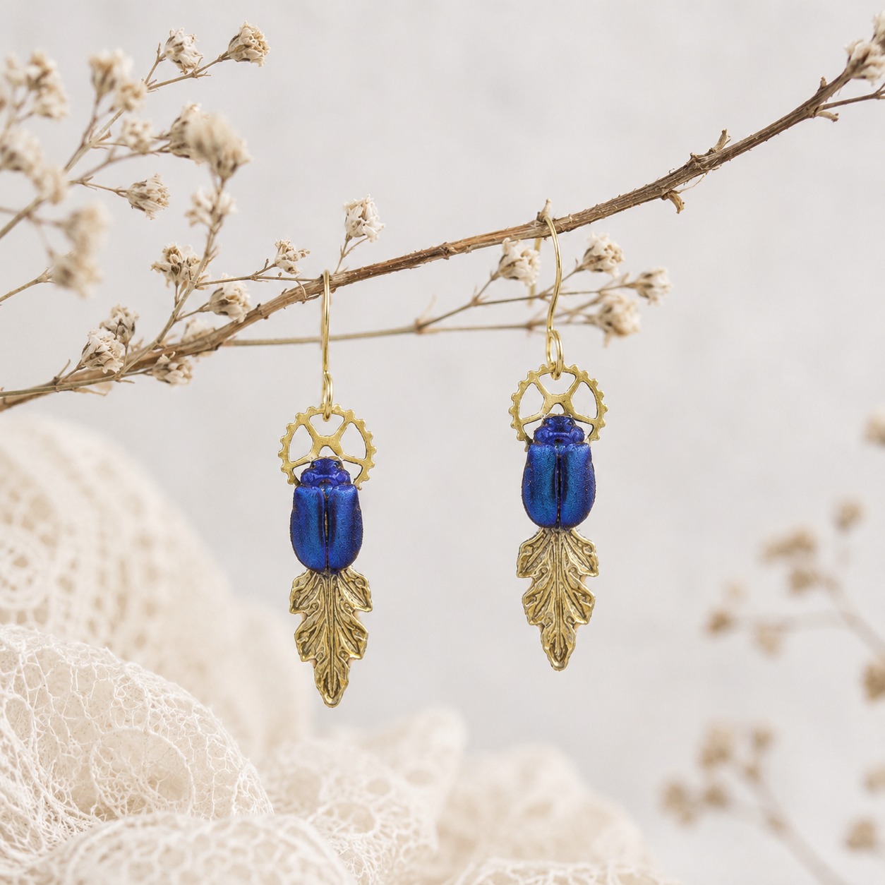 Boucles d'oreille Leaf – scarabée bleu iridescent sur estampe laiton | Victorian Rehab