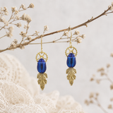 Boucles d'oreille Leaf – scarabée bleu iridescent sur estampe laiton | Victorian Rehab