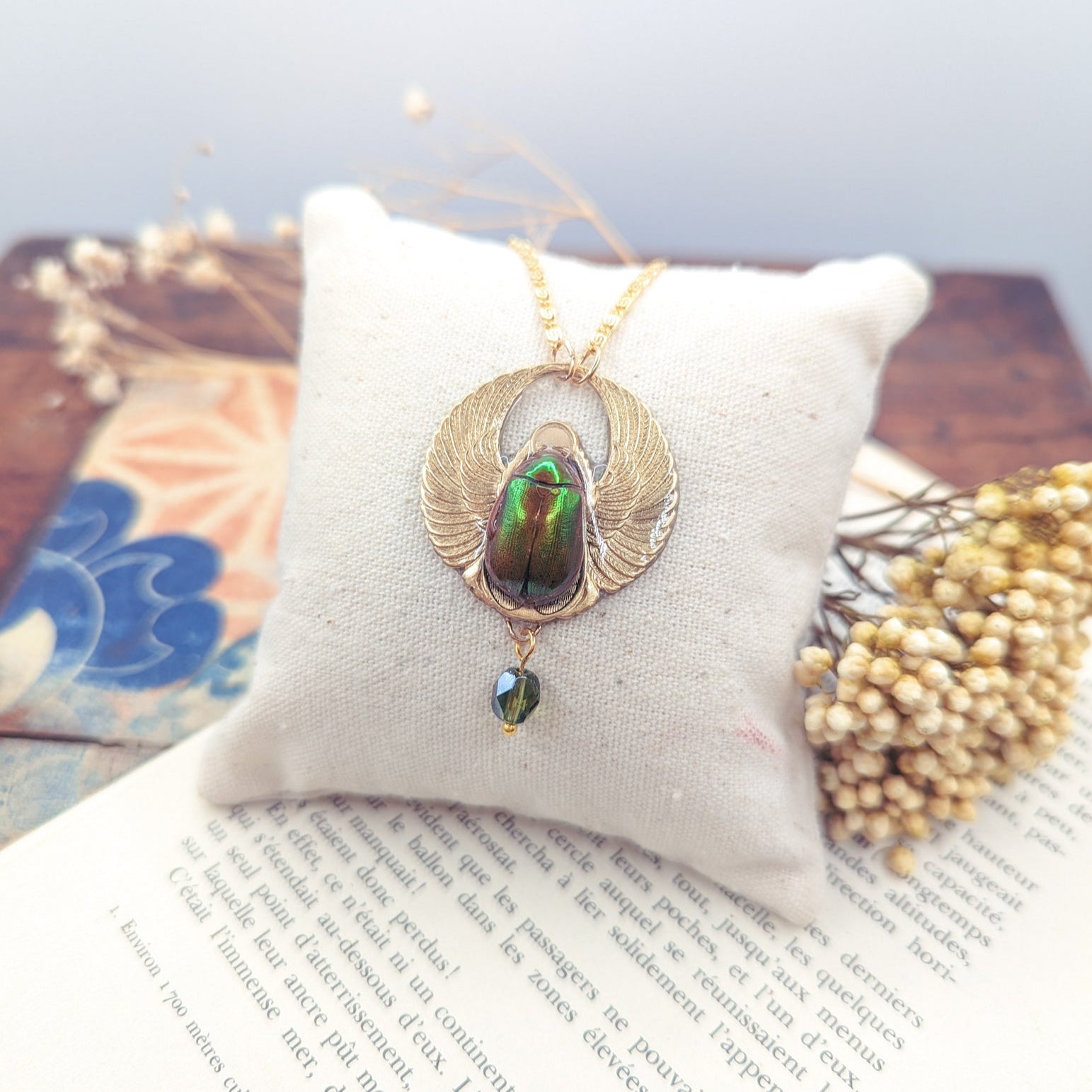 Collier Amon Râ – estampe égyptienne & scarabée vert, bijou fait main | Victorian Rehab